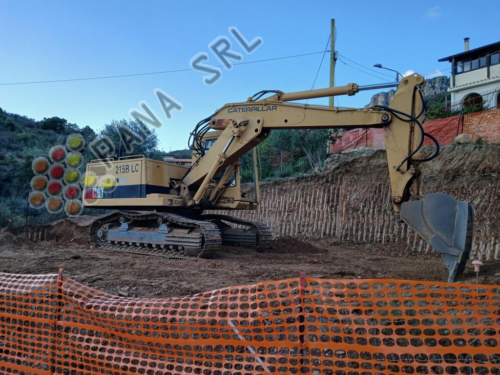 CATERPILLAR 215 (Categoria: Escavatori)